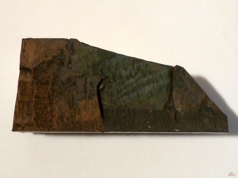 203 Styrodur Felsen.JPG - Grob geschnitten und gebrochen wird aus Styrodur und einigen Wandfarben eine realistisch aussehende Felswand